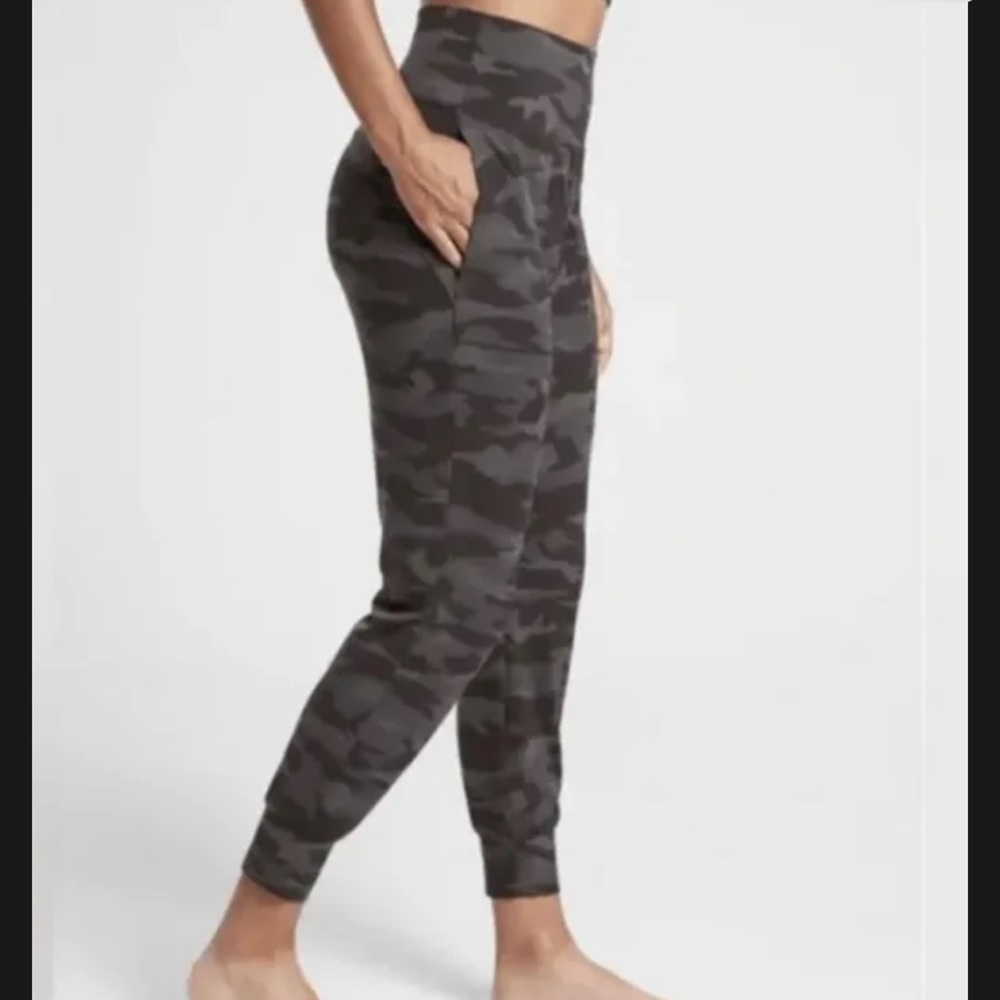 Athleta Gray Salutation Camo Jogger Pants Sz LP
